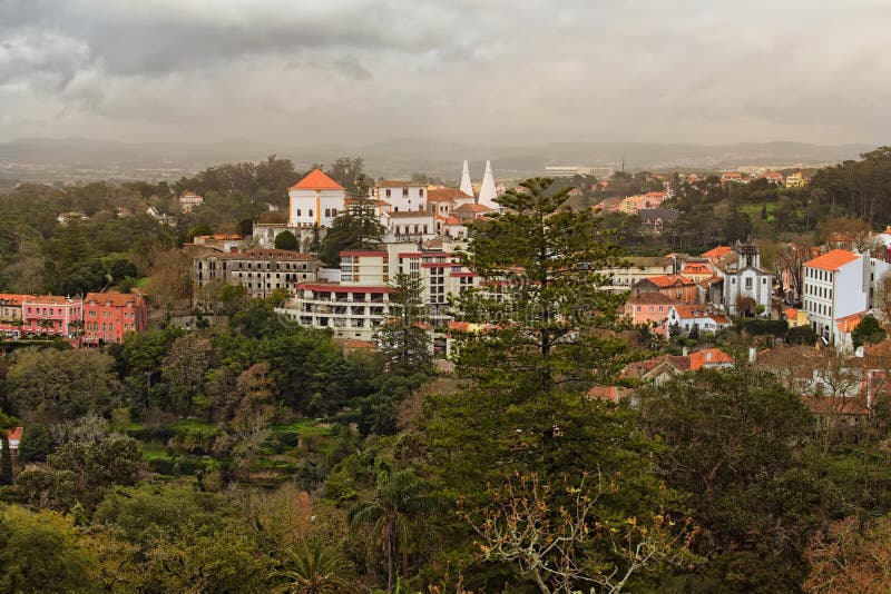 Mooie landschapsfoto van middeleeuwse Sintra en overweldigende aard om het Dramatische hemel met onweerswolken royalty-vrije stock fotografie Mooie landschapsfoto van middeleeuwse Sintra en overweldigende aard om het Dramatische hemel met onweerswolken royalty-vrije stock fotografie