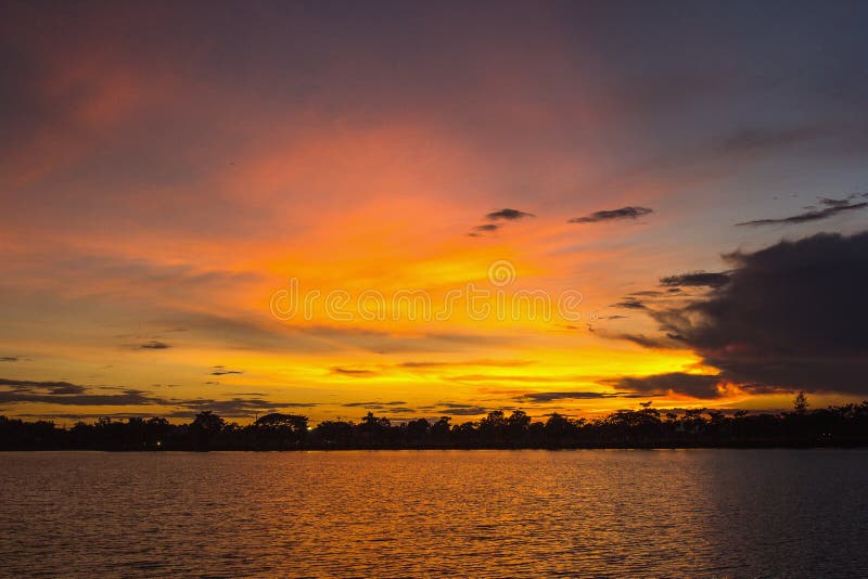Mooie levendige zonsondergang over meer royalty-vrije stock foto Mooie levendige zonsondergang over meer royalty-vrije stock foto