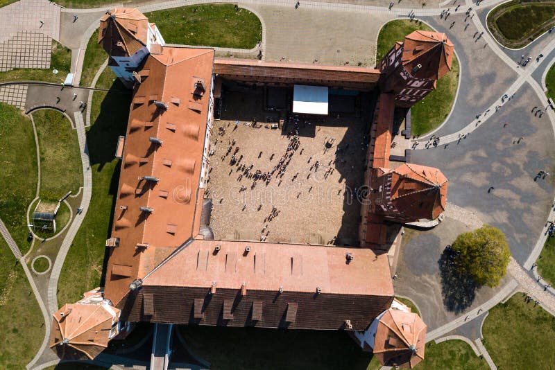 Mooie luchtmening van Middeleeuws Mir-kasteel complex op zonnig SP royalty-vrije stock foto's Mooie luchtmening van Middeleeuws Mir-kasteel complex op zonnig SP royalty-vrije stock foto's