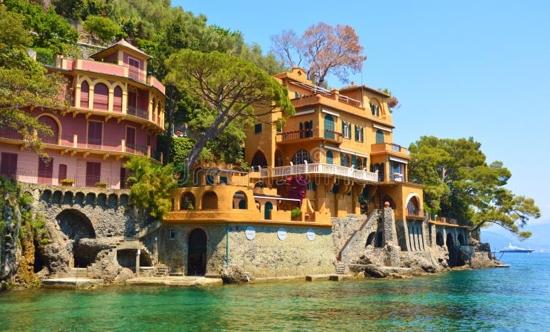 Mooie luxehuizen die op de Portofino-baai, Italië overzien stock fotografie Mooie luxehuizen die op de Portofino-baai, Italië overzien stock fotografie