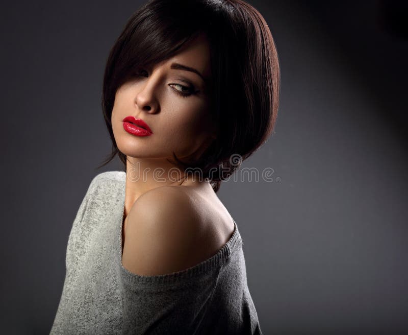 Mooie make-up sexy vrouw met het korte hete rood van de haarstijl en nu stock foto's Mooie make-up sexy vrouw met het korte hete rood van de haarstijl en nu stock foto's