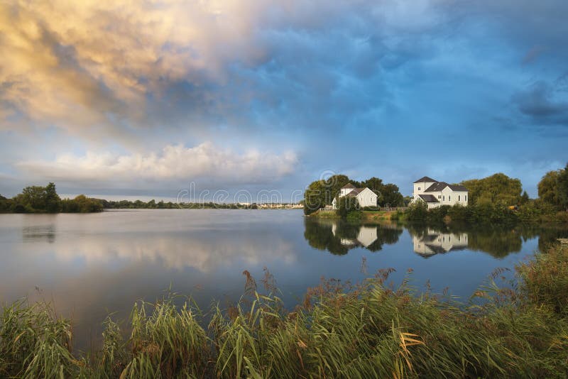 Mooie mammatuswolken die zich over meerlandschap immediatel vormen royalty-vrije stock afbeelding Mooie mammatuswolken die zich over meerlandschap immediatel vormen royalty-vrije stock afbeelding