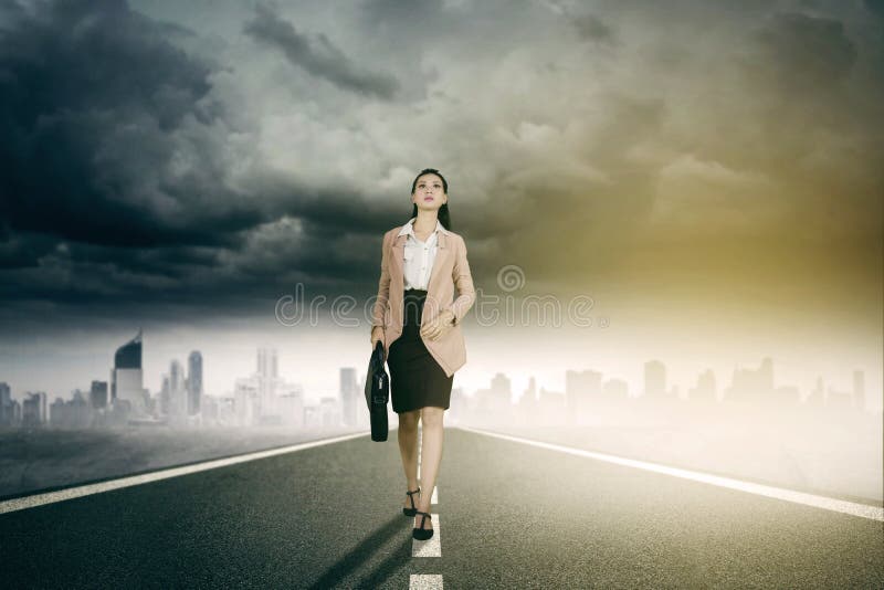 Mooie manager die op de weg lopen royalty-vrije stock afbeeldingen Mooie manager die op de weg lopen royalty-vrije stock afbeeldingen