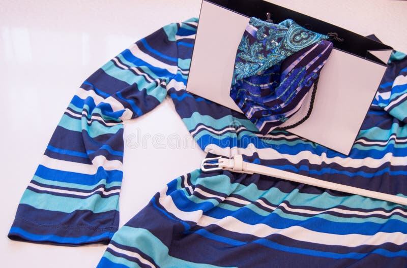 Mooie manier blauwe women& x27; s de Modetrend zeevaartstijl van de blousestreep, het Concept het winkelen stock fotografie Mooie manier blauwe women& x27; s de Modetrend zeevaartstijl van de blousestreep, het Concept het winkelen stock fotografie