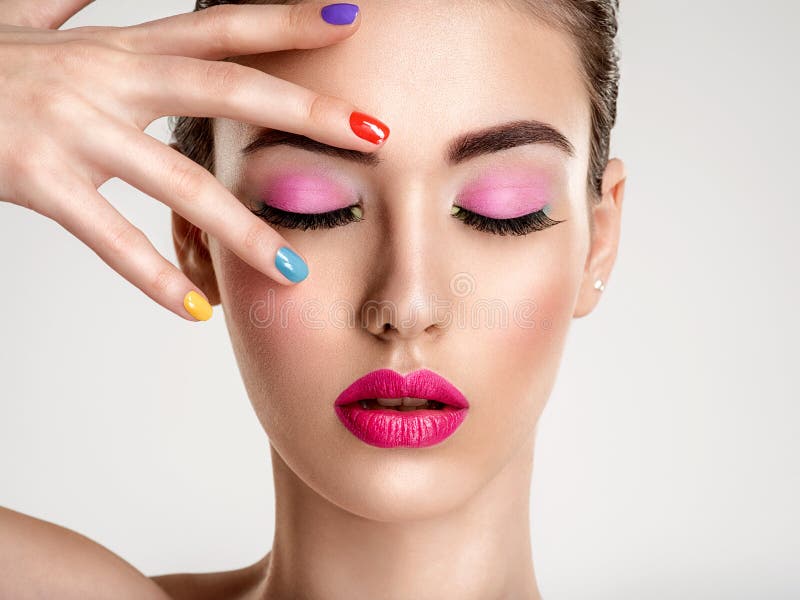 Mooie maniervrouw met gekleurde spijkers Aantrekkelijk wit meisje met veelkleurige manicure stock foto's Mooie maniervrouw met gekleurde spijkers Aantrekkelijk wit meisje met veelkleurige manicure stock foto's