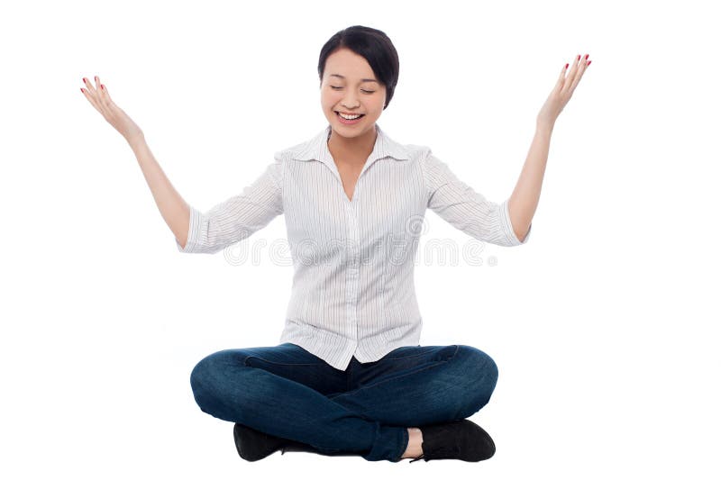 Mooie meisje het praktizeren meditatie smilingly stock afbeelding Mooie meisje het praktizeren meditatie smilingly stock afbeelding