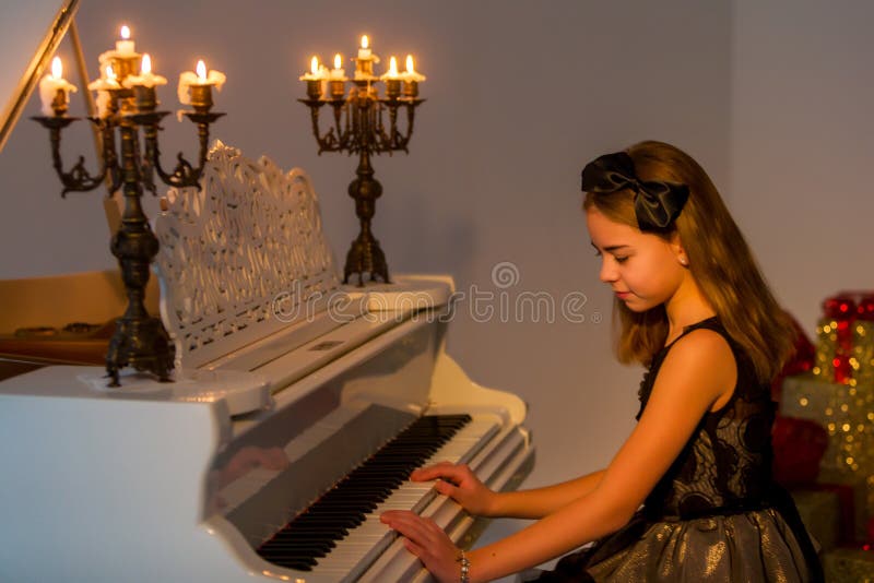 Mentaliteit Geheim Kangoeroe Mooie Meisje Speelde Piano Met Kaarsen is Versierd Met Kandelaars. Stock  Foto - Image of blij, melodie: 202156488