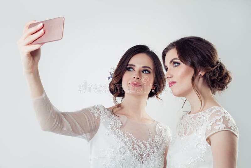 Mooie meisjes die selfie nemen Bruid twee royalty-vrije stock afbeeldingen Mooie meisjes die selfie nemen Bruid twee royalty-vrije stock afbeeldingen