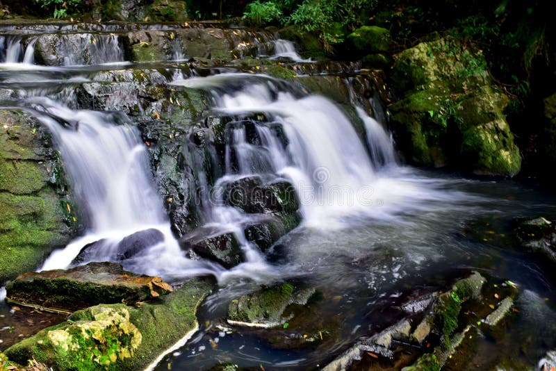 Mooie Melkachtige witte Waterval die natuurlijke schoonheid tonen royalty-vrije stock foto's Mooie Melkachtige witte Waterval die natuurlijke schoonheid tonen royalty-vrije stock foto's