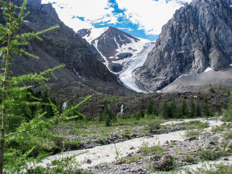 Mooie mening van bergrivier in de zomer, Altai, Rusland royalty-vrije stock afbeeldingen Mooie mening van bergrivier in de zomer, Altai, Rusland royalty-vrije stock afbeeldingen