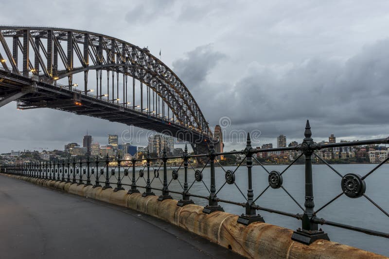 Mooie mening van de Havenbrug en de baai van Sydney, Australië, in de avond lichten stock foto Mooie mening van de Havenbrug en de baai van Sydney, Australië, in de avond lichten stock foto