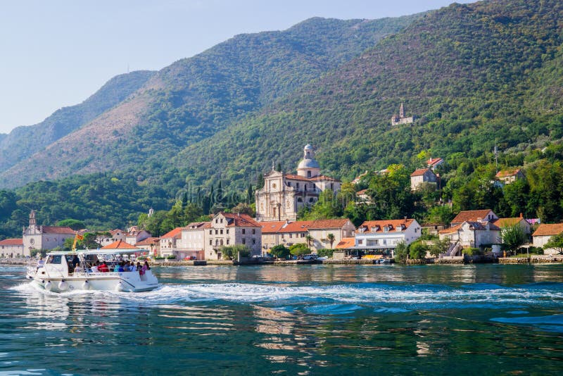 Mooie mening van de kusten van Kotor-Baai in Montenegro Een plezierboot voor toeristen 22 september, 2018 royalty-vrije stock afbeelding Mooie mening van de kusten van Kotor-Baai in Montenegro Een plezierboot voor toeristen 22 september, 2018 royalty-vrije stock afbeelding