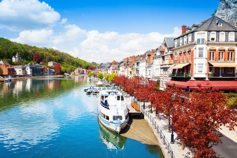 Mooie mening van Dinant-cityscape op Meuse rivier royalty-vrije stock foto Mooie mening van Dinant-cityscape op Meuse rivier royalty-vrije stock foto
