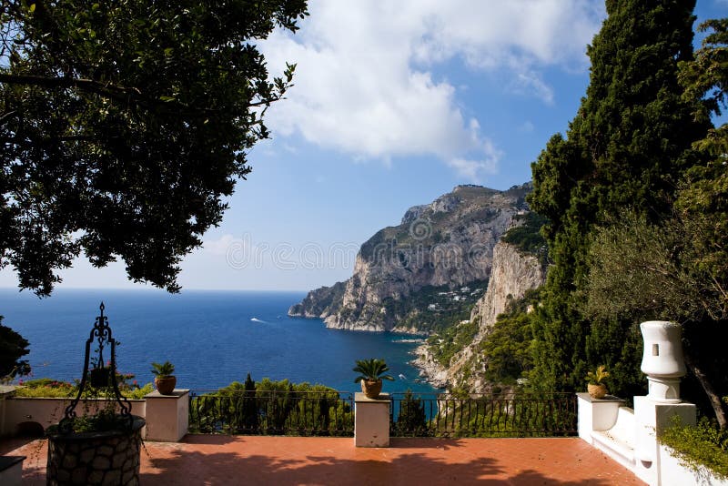 Prachtig uitzicht op het eiland Capri vanaf het terras royalty-vrije stock foto
