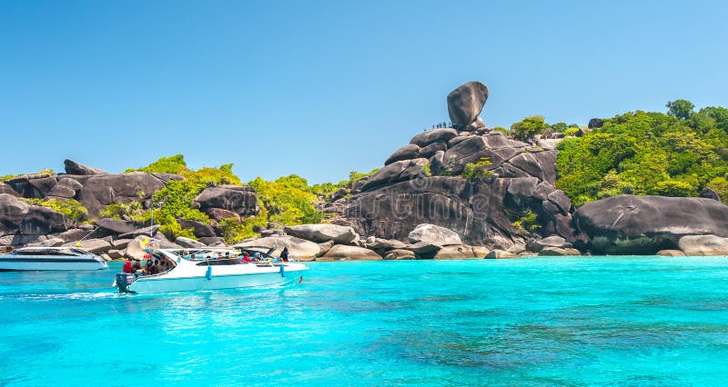Mooie mening van Koh Similan No 8 eiland met Varende Bootrots royalty-vrije stock fotografie