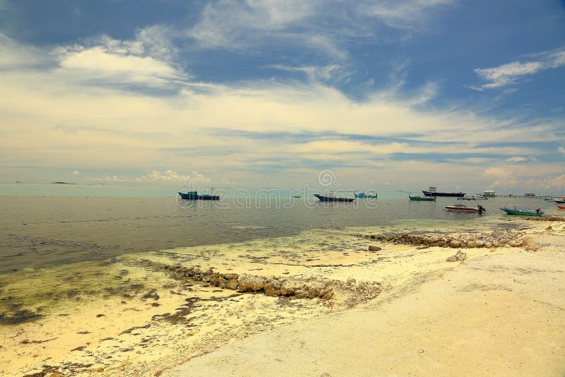 Mooie mening van kustlijn, Indische Oceaan, de Maldiven Witte afgelegen zandkust, donkere watersurfase, verscheidene schepen en b royalty-vrije stock fotografie Mooie mening van kustlijn, Indische Oceaan, de Maldiven Witte afgelegen zandkust, donkere watersurfase, verscheidene schepen en b royalty-vrije stock fotografie