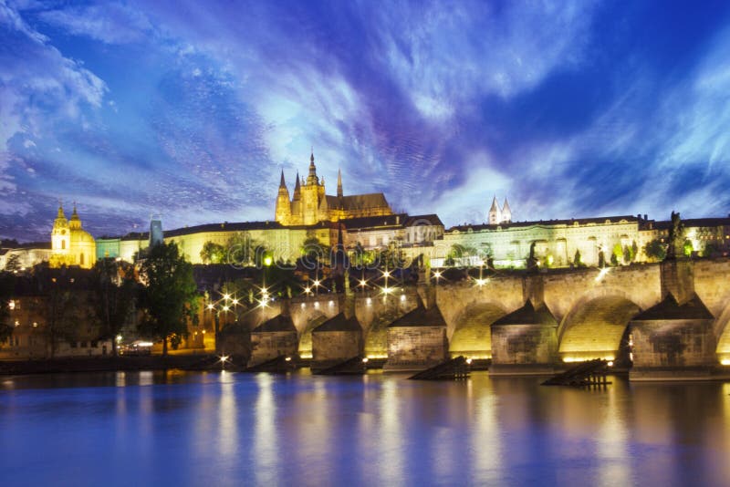 Mooie mening van St Vitus Cathedral, Charles Bridge en Mala Strana op de banken van Vltava in Praag, Tsjechische Republiek royalty-vrije stock foto's Mooie mening van St Vitus Cathedral, Charles Bridge en Mala Strana op de banken van Vltava in Praag, Tsjechische Republiek royalty-vrije stock foto's
