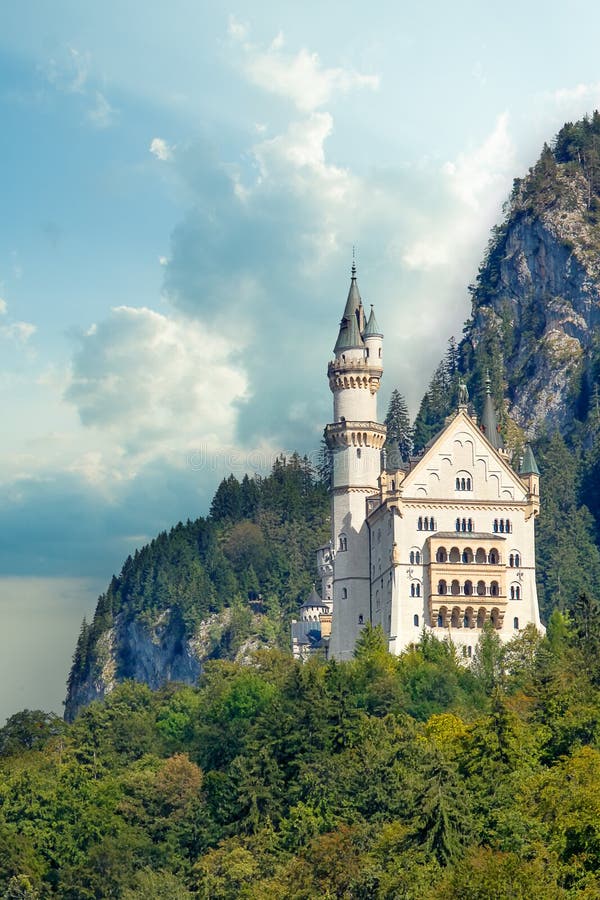 Mooie mening van wereldberoemd Neuschwanstein-Kasteel, het paleis van de de 19de eeuw Romaanse Heropleving dat voor Koning Ludwig royalty-vrije stock afbeeldingen Mooie mening van wereldberoemd Neuschwanstein-Kasteel, het paleis van de de 19de eeuw Romaanse Heropleving dat voor Koning Ludwig royalty-vrije stock afbeeldingen