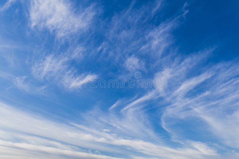 Mooie mening van witte gekleurde wolken met een blauwe hemel royalty-vrije stock foto Mooie mening van witte gekleurde wolken met een blauwe hemel royalty-vrije stock foto