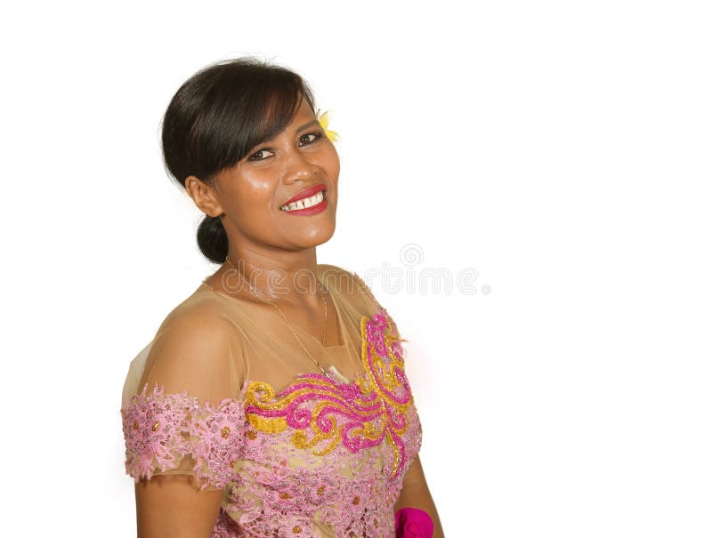 Mooie midden oude jaren '40 Indonesische Balinese vrouw in het traditionele godsdienstige ceremoniekleding vrolijk glimlachen royalty-vrije stock afbeelding Mooie midden oude jaren '40 Indonesische Balinese vrouw in het traditionele godsdienstige ceremoniekleding vrolijk glimlachen royalty-vrije stock afbeelding