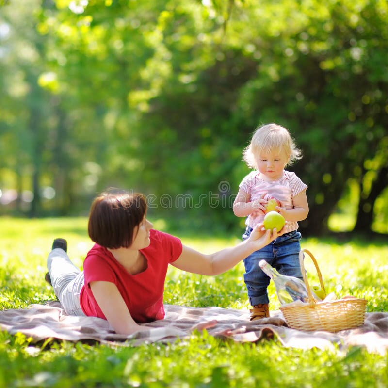 Mooie midden oude vrouw en haar weinig kleinzoon die pic hebben royalty-vrije stock afbeelding Mooie midden oude vrouw en haar weinig kleinzoon die pic hebben royalty-vrije stock afbeelding