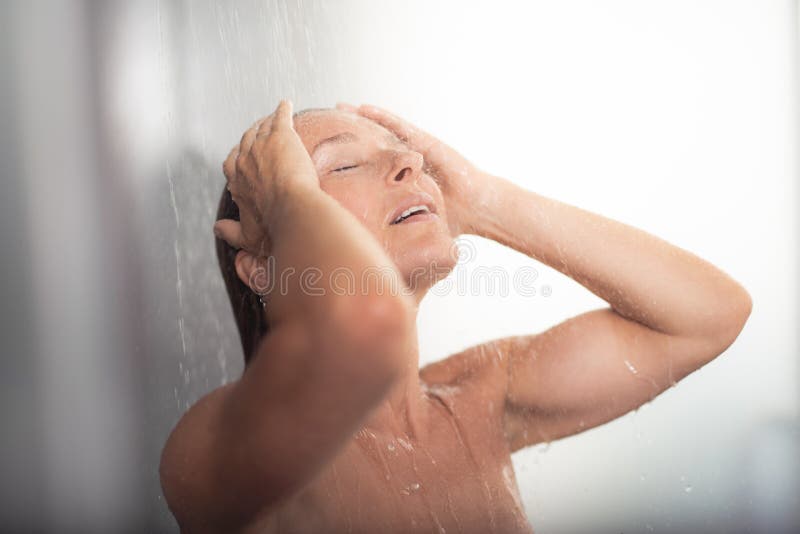 Mooie midden oude vrouw met handen op hoofd die douche nemen royalty-vrije stock foto Mooie midden oude vrouw met handen op hoofd die douche nemen royalty-vrije stock foto