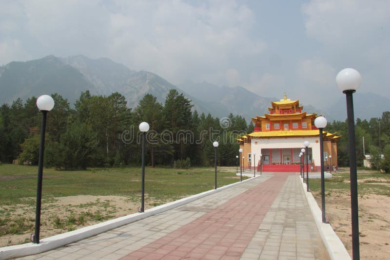 Mooie moderne Boeddhistische tempel in Barguzinsky-vallei Buryatia, Rusland stock foto Mooie moderne Boeddhistische tempel in Barguzinsky-vallei Buryatia, Rusland stock foto