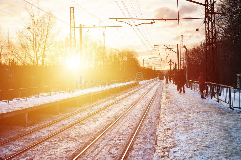 Mooie multicolored bewolkte hemel tijdens een heldere oranje zonsondergang Spoorpassen door de dorpsaanplantingen Russisch spoorw stock afbeelding Mooie multicolored bewolkte hemel tijdens een heldere oranje zonsondergang Spoorpassen door de dorpsaanplantingen Russisch spoorw stock afbeelding