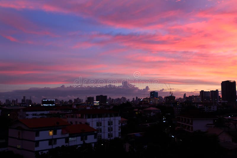 Mooie Nacht met Hemel, Landschap van de Stad Textuur van de de Bouwzonsondergang voor Achtergrond royalty-vrije stock afbeelding Mooie Nacht met Hemel, Landschap van de Stad Textuur van de de Bouwzonsondergang voor Achtergrond royalty-vrije stock afbeelding