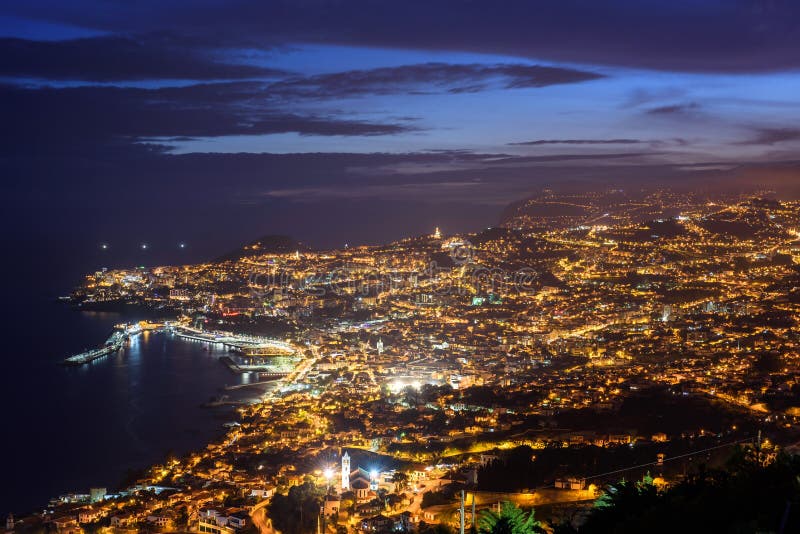 Mooie nachtmening aan de stad van Funchal in het eiland van Madera royalty-vrije stock foto's Mooie nachtmening aan de stad van Funchal in het eiland van Madera royalty-vrije stock foto's