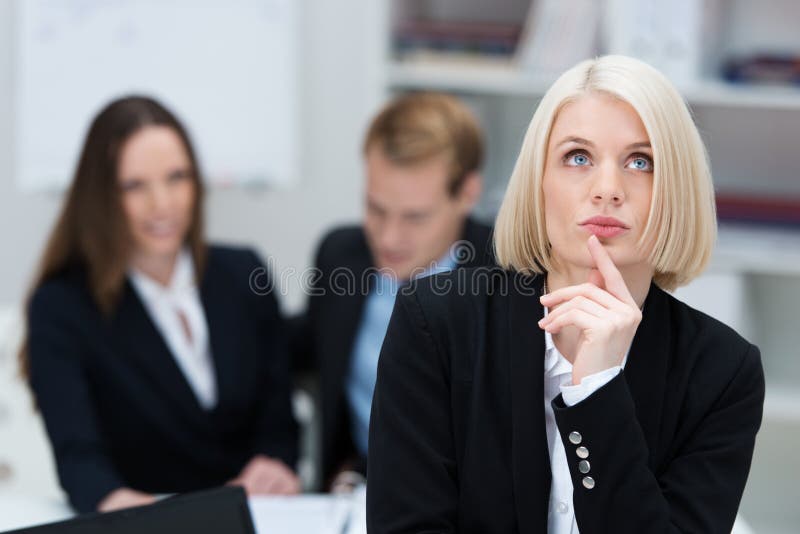 Mooie nadenkende bedrijfsvrouw royalty-vrije stock afbeelding Mooie nadenkende bedrijfsvrouw royalty-vrije stock afbeelding