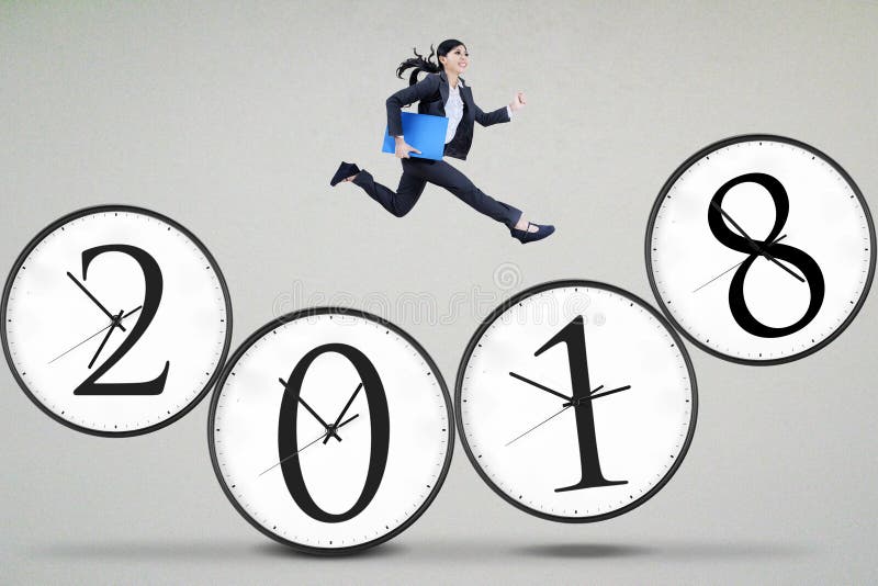 Mooie onderneemster die boven nummer 2018 lopen stock afbeelding Mooie onderneemster die boven nummer 2018 lopen stock afbeelding