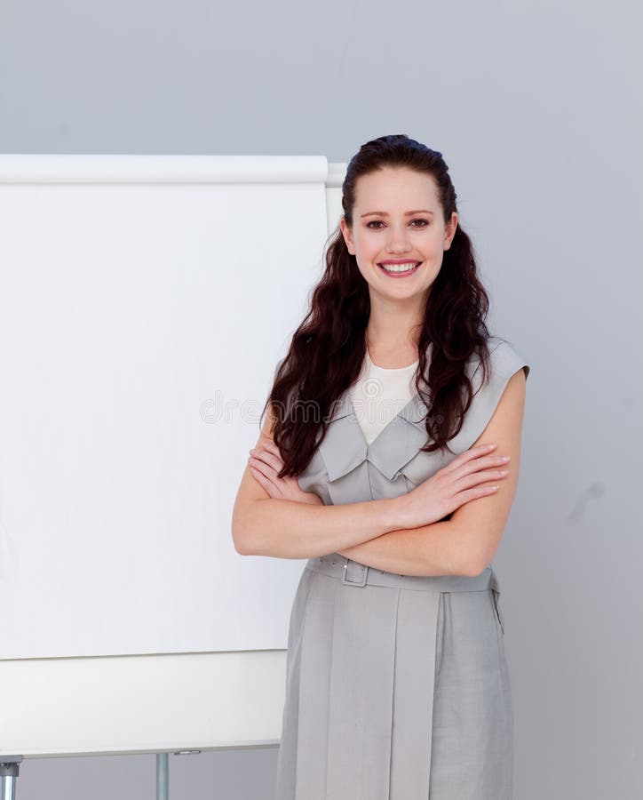 Mooie onderneemster die een presentatie geeft stock afbeelding Mooie onderneemster die een presentatie geeft stock afbeelding