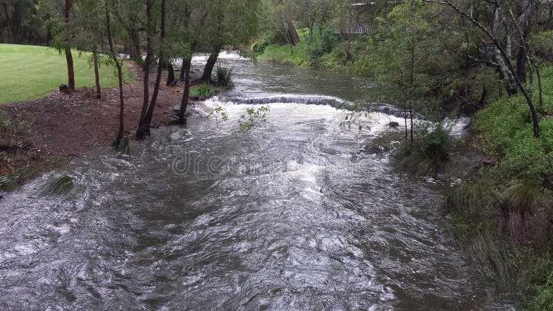 Mooie oorspronkelijke lopende rivier royalty-vrije stock afbeeldingen Mooie oorspronkelijke lopende rivier royalty-vrije stock afbeeldingen