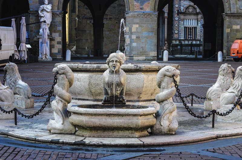 Mooie oude fontein in het centrum van Bergamo in Italië royalty-vrije stock afbeelding Mooie oude fontein in het centrum van Bergamo in Italië royalty-vrije stock afbeelding