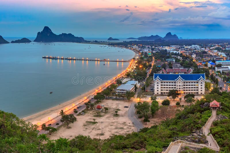 Mooie Overzeese en Hemelzonsopgang bij Ao Prachuab Prachuap Khiri Khan Thailand royalty-vrije stock fotografie Mooie Overzeese en Hemelzonsopgang bij Ao Prachuab Prachuap Khiri Khan Thailand royalty-vrije stock fotografie