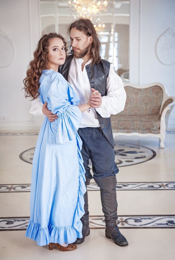Mooie paarvrouw en man in middeleeuwse kleren royalty-vrije stock fotografie Mooie paarvrouw en man in middeleeuwse kleren royalty-vrije stock fotografie