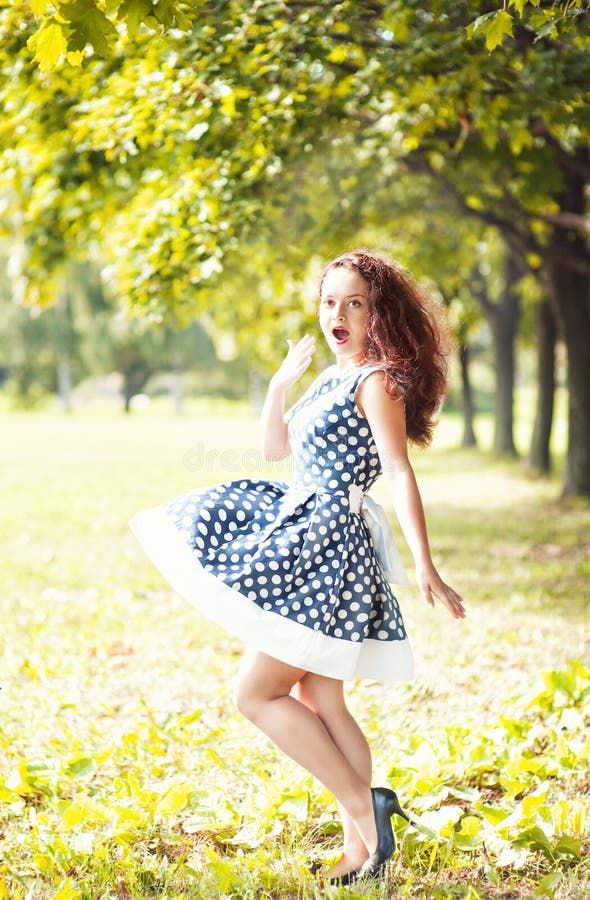 Mooie pin-up vrouw buiten royalty-vrije stock afbeelding