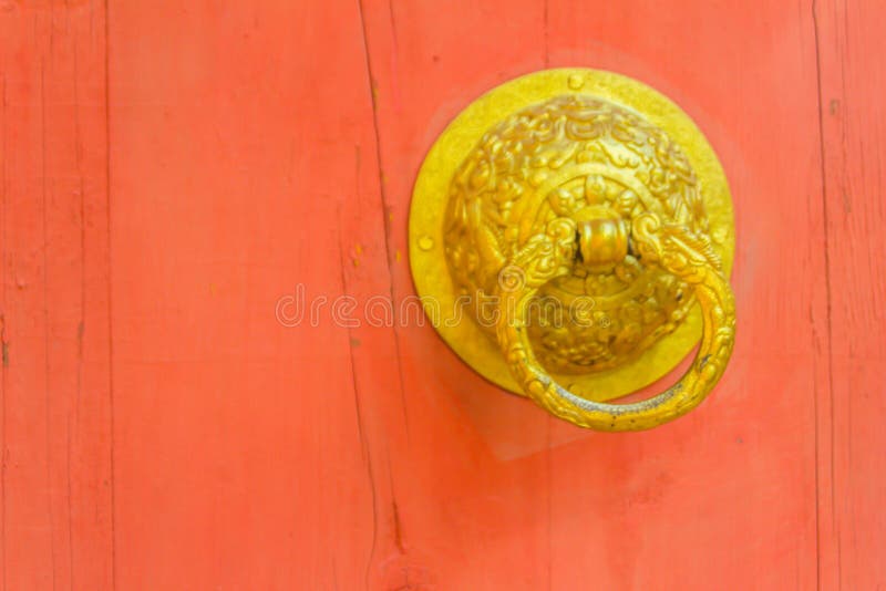 Mooie rode houten deur aan Bhutan stijlachtergrond met deurknop van gouden metaal bij de openbare tempel stock afbeeldingen Mooie rode houten deur aan Bhutan stijlachtergrond met deurknop van gouden metaal bij de openbare tempel stock afbeeldingen