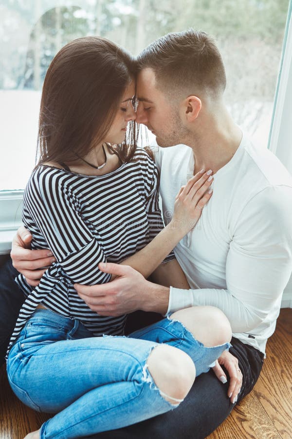 Mooie romantische jonge paarman vrouw die in liefde, het kussen koesteren royalty-vrije stock foto Mooie romantische jonge paarman vrouw die in liefde, het kussen koesteren royalty-vrije stock foto