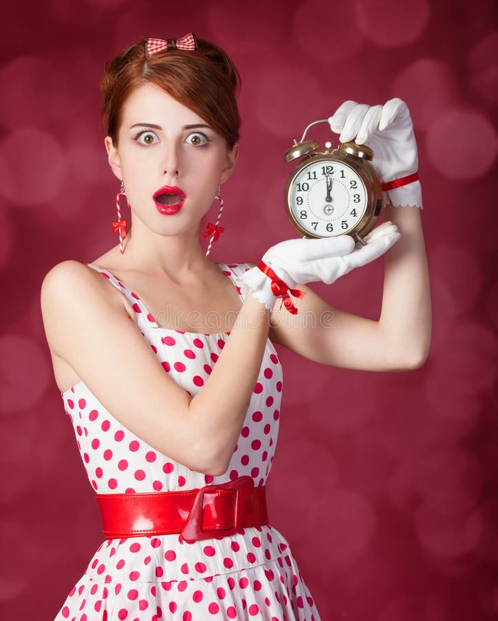 Mooie roodharigevrouwen met klok. royalty-vrije stock afbeelding Mooie roodharigevrouwen met klok. royalty-vrije stock afbeelding