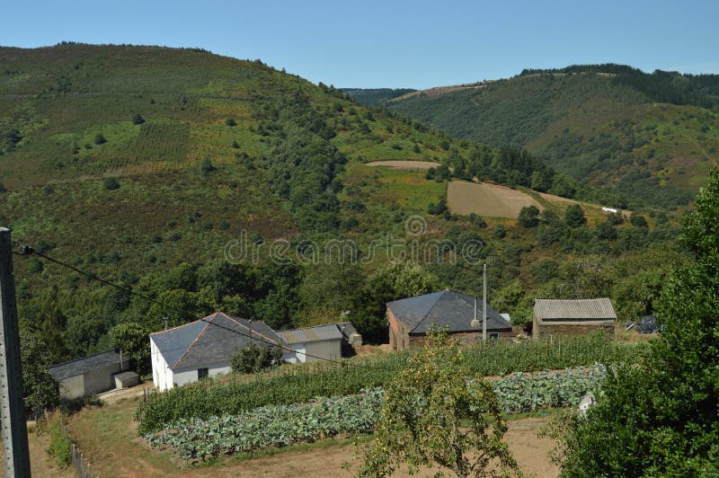 Mooie Satellietbeelden van het Villardoi-Dorp in het Platteland van Galicië Aard, Landschappen, Plantkunde, Reis 2 augustus, 2015 stock fotografie Mooie Satellietbeelden van het Villardoi-Dorp in het Platteland van Galicië Aard, Landschappen, Plantkunde, Reis 2 augustus, 2015 stock fotografie