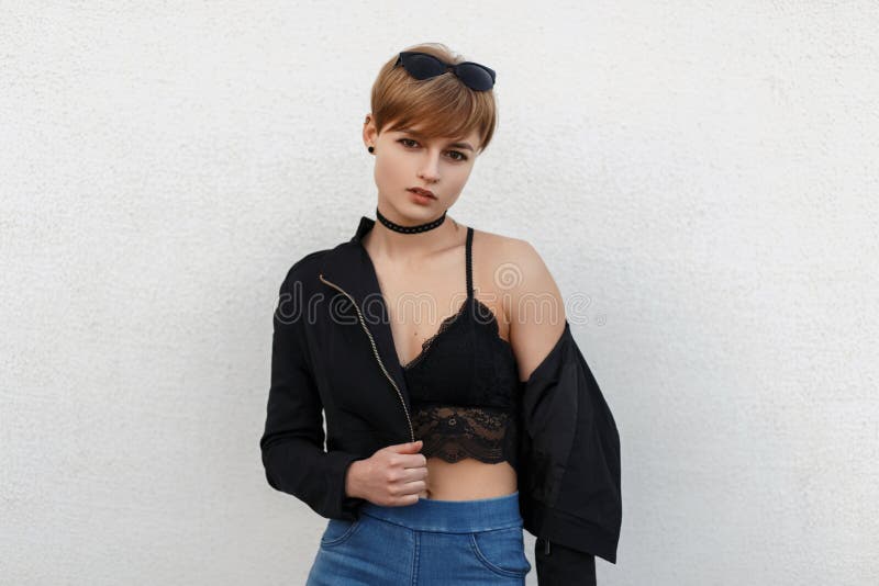 Mooie sexy jonge vrouw in zwarte kantlingerie stock afbeeldingen Mooie sexy jonge vrouw in zwarte kantlingerie stock afbeeldingen