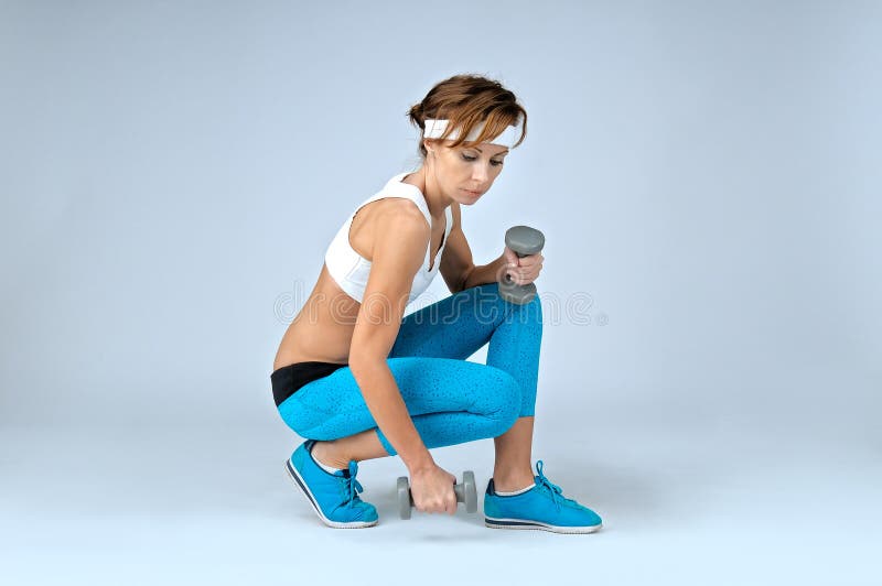 Mooie sexy sportfitness vrouw die trainingoefening met D doen royalty-vrije stock fotografie Mooie sexy sportfitness vrouw die trainingoefening met D doen royalty-vrije stock fotografie