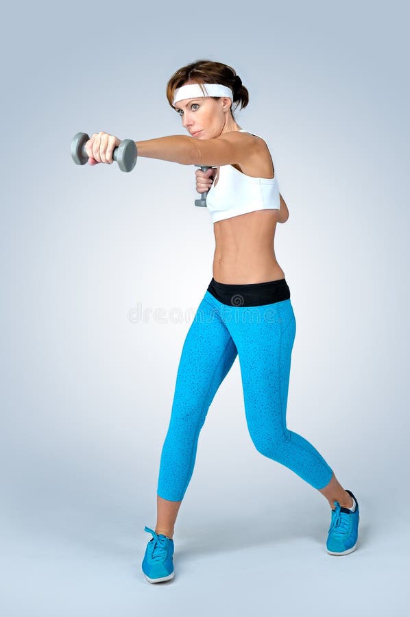 Mooie sexy sportfitness vrouw die trainingoefening met D doen royalty-vrije stock foto's Mooie sexy sportfitness vrouw die trainingoefening met D doen royalty-vrije stock foto's