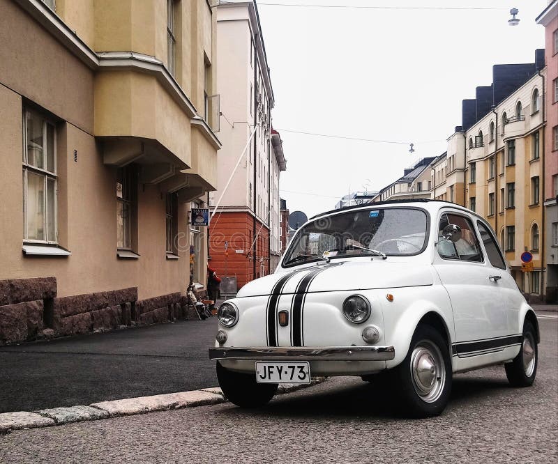 Mooie stad en weinig auto royalty-vrije stock afbeelding Mooie stad en weinig auto royalty-vrije stock afbeelding