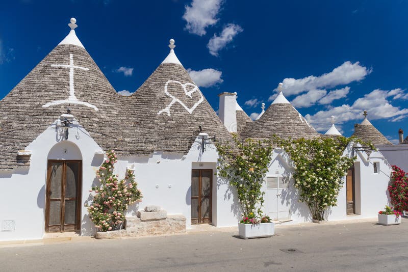 Mooie stad van Alberobello met trullihuizen, hoofd turistic district, Apulia-gebied, Zuidelijk Italië stock fotografie Mooie stad van Alberobello met trullihuizen, hoofd turistic district, Apulia-gebied, Zuidelijk Italië stock fotografie