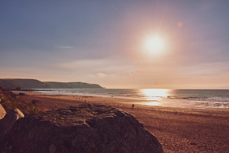 Mooie strandscène in Widemouth-Baai, Noord-Cornwall stock afbeeldingen Mooie strandscène in Widemouth-Baai, Noord-Cornwall stock afbeeldingen