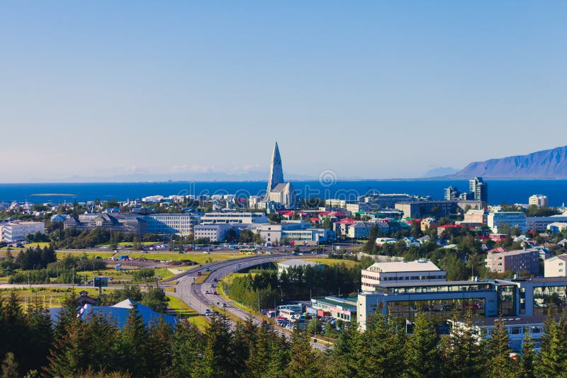 Mooie super brede hoek luchtmening van Reykjavik, IJsland met haven en horizonbergen en landschap voorbij de stad, gezien F royalty-vrije stock foto Mooie super brede hoek luchtmening van Reykjavik, IJsland met haven en horizonbergen en landschap voorbij de stad, gezien F royalty-vrije stock foto