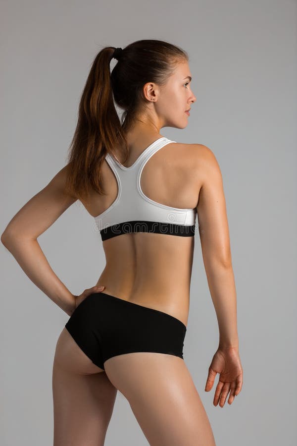 Mooie super geschikte jonge vrouw die met haar perfect spierlichaam pronken Geschiktheid model opleiding met domoor perfect royalty-vrije stock afbeeldingen Mooie super geschikte jonge vrouw die met haar perfect spierlichaam pronken Geschiktheid model opleiding met domoor perfect royalty-vrije stock afbeeldingen